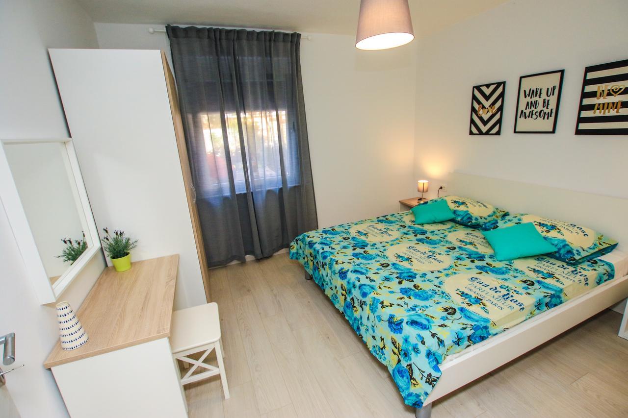 Family Beach Apartments Peroj Exterior foto
